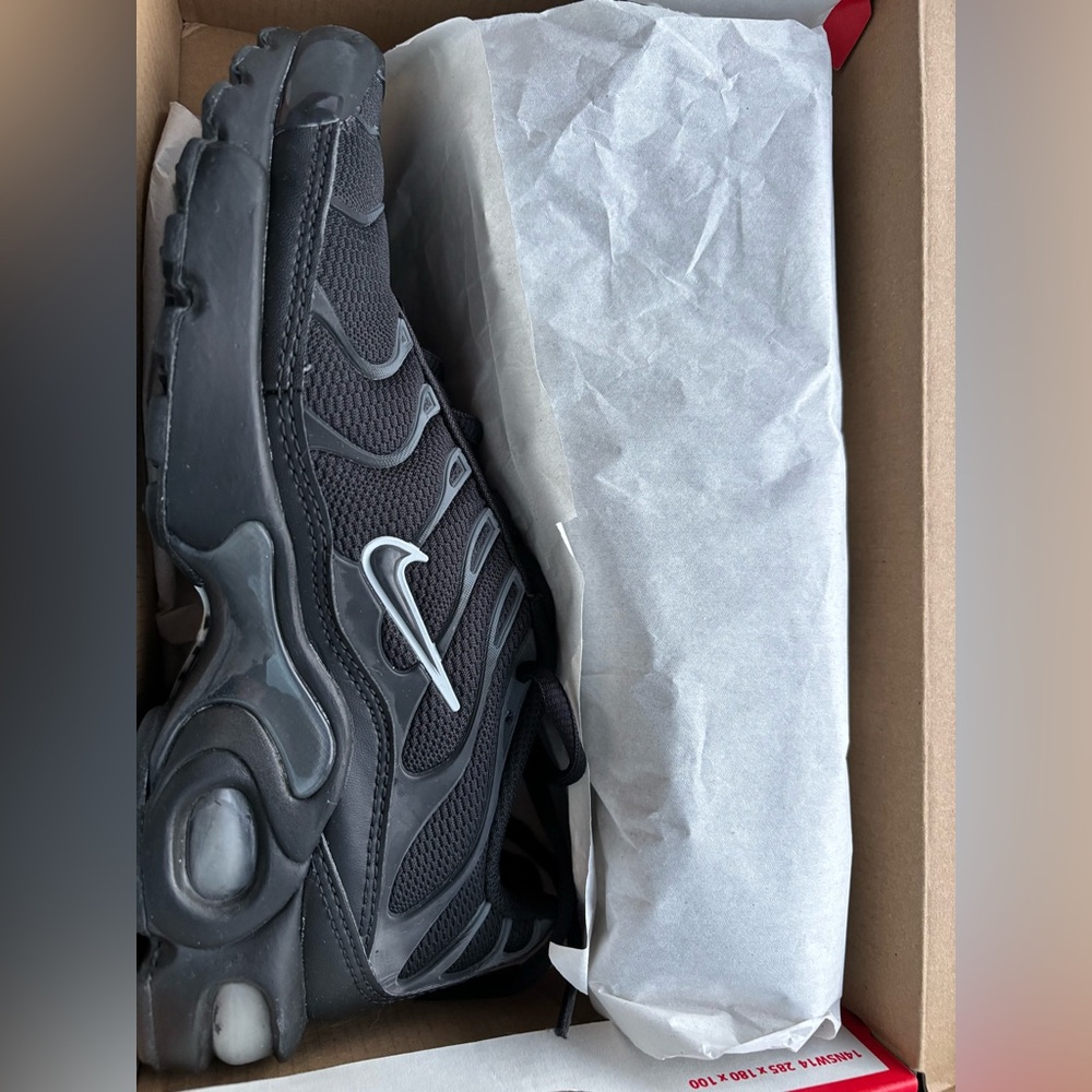 Nike Air max plus black 
women 6.5
Kids 5Y